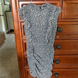 Express Black and White Ruffled Dress
XS
Firm fitting
Ruffles on the front